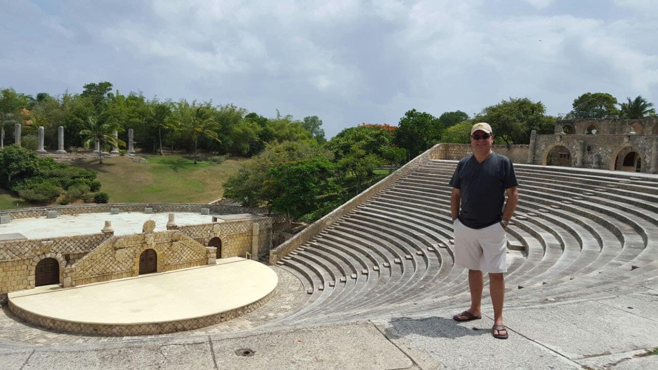 Luego de una agitada semana en la que la voz tenor, Iván Villazón y el más joven Rey Vallenato, Saúl Lallemand, cubrieron casi toda la Costa Norte colombiana gracias a la celebración de las festividades de la Virgen del Carmen, el cantor de cantores viajó a disfrutar de un merecido descanso acompañado de su amada esposa, Aida Mercedes García de Villazón.  Las paradisíacas playas del complejo turístico de Bavaro en la provincia de Altagracia en República Dominicana, recibieron al afamado artista vallenato como huesped ilustre del Hotel Hard Rock, marcando así el inicio de lo que sería una semana de descanso total, placentero y de conexión con la naturaleza y sus encantos.  "La mujer que yo tenia se la llevo un aviador..."   Emulando la exitosa canción "El Aviador", en Punta Cana Villazón y su esposa tomaron un helicóptero en el que la voz tenor ocupó su lugar como copiloto del Bell-430 versión de lujo, en el que emprendieron un sobrevuelo por toda la exótica isla en lo que sería un experiencia inolvidable.  En la foto, Iván Villazón posa al lado del exótico piano, pintado a mano, y que fue donado por el cantante, compositor y pianista británico de rock, glam rock y piano rock: Elton John, quien es uno de los músicos con mayores ventas de todos los tiempos con mas de 300 millones de álbumes en todo el mundo.  En esta foto, la voz tenor, posa al lado de la limosina "California Snatch D" donada por la cantautora, actriz y empresaria estadounidense Madonna.  Aquí posa con Aida Mercedes en la catedral Primada de Santo Domingo  Quedaron encantados con la celebración de esta boda entre turistas provenientes de la India... será que habrá próximamente renovación de votos entre Iván y Aida Mercedes al mejor estilo hindú?  Este auditorio sorprendió mucho a la Voz Tenor, por ser construido en piedra y de manera artesanal, tiene capacidad para mas de 5.000 asistentes y se ubica en los Altos de Chavón al suroeste de la Isla.  Luego de estas exhuberantes vacaciones en República Dominicana, Iván Villazón reinicia sus actividades al lado de Saúl Lallemand en la ciudad de Medellín, este 31 de Julio en el Tsunami Vallenato y el 1° de Agosto en la Discoteca Madam, en el marco de la Feria de las Flores de la capital antioqueña.