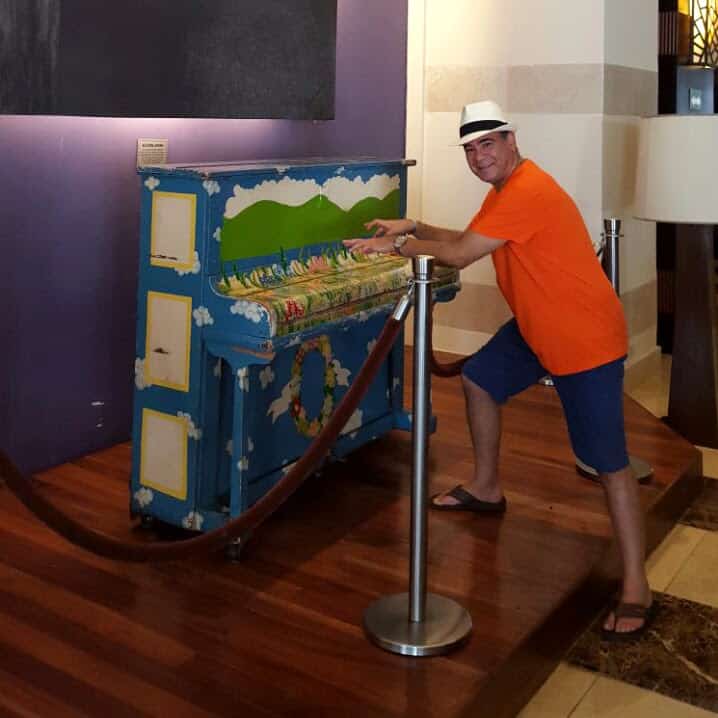 Luego de una agitada semana en la que la voz tenor, Iván Villazón y el más joven Rey Vallenato, Saúl Lallemand, cubrieron casi toda la Costa Norte colombiana gracias a la celebración de las festividades de la Virgen del Carmen, el cantor de cantores viajó a disfrutar de un merecido descanso acompañado de su amada esposa, Aida Mercedes García de Villazón.  Las paradisíacas playas del complejo turístico de Bavaro en la provincia de Altagracia en República Dominicana, recibieron al afamado artista vallenato como huesped ilustre del Hotel Hard Rock, marcando así el inicio de lo que sería una semana de descanso total, placentero y de conexión con la naturaleza y sus encantos.  "La mujer que yo tenia se la llevo un aviador..."   Emulando la exitosa canción "El Aviador", en Punta Cana Villazón y su esposa tomaron un helicóptero en el que la voz tenor ocupó su lugar como copiloto del Bell-430 versión de lujo, en el que emprendieron un sobrevuelo por toda la exótica isla en lo que sería un experiencia inolvidable.  En la foto, Iván Villazón posa al lado del exótico piano, pintado a mano, y que fue donado por el cantante, compositor y pianista británico de rock, glam rock y piano rock: Elton John, quien es uno de los músicos con mayores ventas de todos los tiempos con mas de 300 millones de álbumes en todo el mundo.  En esta foto, la voz tenor, posa al lado de la limosina "California Snatch D" donada por la cantautora, actriz y empresaria estadounidense Madonna.  Aquí posa con Aida Mercedes en la catedral Primada de Santo Domingo  Quedaron encantados con la celebración de esta boda entre turistas provenientes de la India... será que habrá próximamente renovación de votos entre Iván y Aida Mercedes al mejor estilo hindú?  Este auditorio sorprendió mucho a la Voz Tenor, por ser construido en piedra y de manera artesanal, tiene capacidad para mas de 5.000 asistentes y se ubica en los Altos de Chavón al suroeste de la Isla.  Luego de estas exhuberantes vacaciones en República Dominicana, Iván Villazón reinicia sus actividades al lado de Saúl Lallemand en la ciudad de Medellín, este 31 de Julio en el Tsunami Vallenato y el 1° de Agosto en la Discoteca Madam, en el marco de la Feria de las Flores de la capital antioqueña.