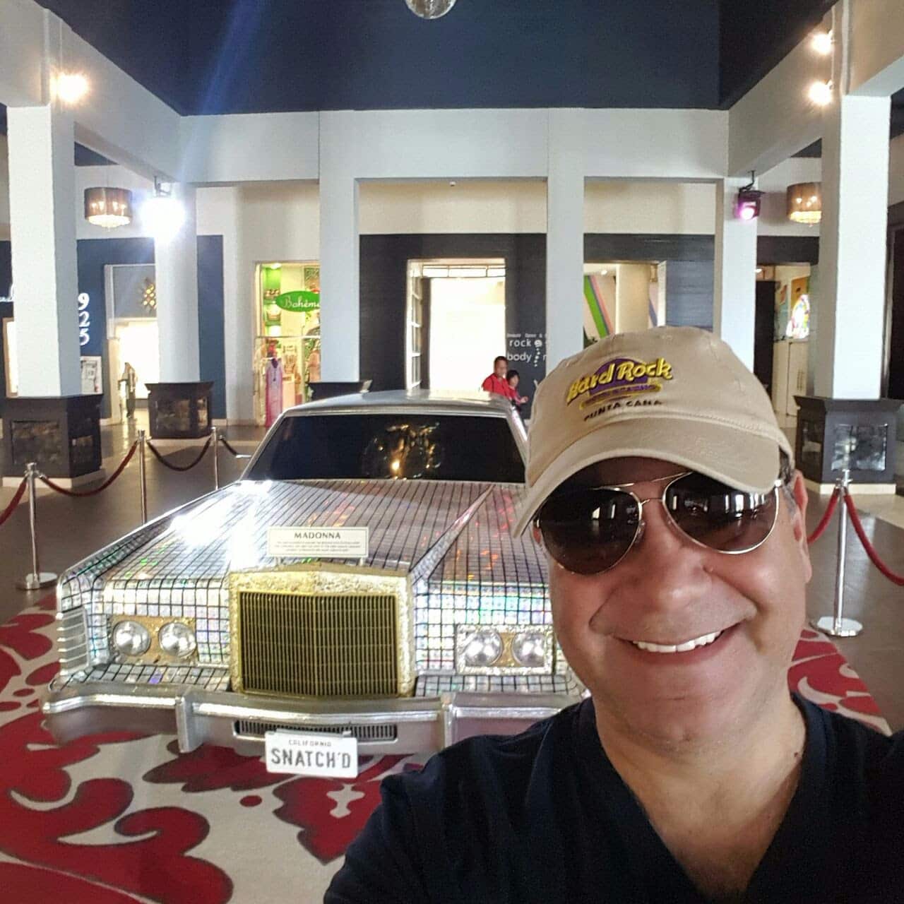 Luego de una agitada semana en la que la voz tenor, Iván Villazón y el más joven Rey Vallenato, Saúl Lallemand, cubrieron casi toda la Costa Norte colombiana gracias a la celebración de las festividades de la Virgen del Carmen, el cantor de cantores viajó a disfrutar de un merecido descanso acompañado de su amada esposa, Aida Mercedes García de Villazón.  Las paradisíacas playas del complejo turístico de Bavaro en la provincia de Altagracia en República Dominicana, recibieron al afamado artista vallenato como huesped ilustre del Hotel Hard Rock, marcando así el inicio de lo que sería una semana de descanso total, placentero y de conexión con la naturaleza y sus encantos.  "La mujer que yo tenia se la llevo un aviador..."   Emulando la exitosa canción "El Aviador", en Punta Cana Villazón y su esposa tomaron un helicóptero en el que la voz tenor ocupó su lugar como copiloto del Bell-430 versión de lujo, en el que emprendieron un sobrevuelo por toda la exótica isla en lo que sería un experiencia inolvidable.  En la foto, Iván Villazón posa al lado del exótico piano, pintado a mano, y que fue donado por el cantante, compositor y pianista británico de rock, glam rock y piano rock: Elton John, quien es uno de los músicos con mayores ventas de todos los tiempos con mas de 300 millones de álbumes en todo el mundo.  En esta foto, la voz tenor, posa al lado de la limosina "California Snatch D" donada por la cantautora, actriz y empresaria estadounidense Madonna.  Aquí posa con Aida Mercedes en la catedral Primada de Santo Domingo  Quedaron encantados con la celebración de esta boda entre turistas provenientes de la India... será que habrá próximamente renovación de votos entre Iván y Aida Mercedes al mejor estilo hindú?  Este auditorio sorprendió mucho a la Voz Tenor, por ser construido en piedra y de manera artesanal, tiene capacidad para mas de 5.000 asistentes y se ubica en los Altos de Chavón al suroeste de la Isla.  Luego de estas exhuberantes vacaciones en República Dominicana, Iván Villazón reinicia sus actividades al lado de Saúl Lallemand en la ciudad de Medellín, este 31 de Julio en el Tsunami Vallenato y el 1° de Agosto en la Discoteca Madam, en el marco de la Feria de las Flores de la capital antioqueña.