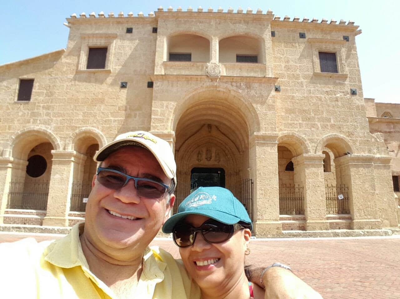 Luego de una agitada semana en la que la voz tenor, Iván Villazón y el más joven Rey Vallenato, Saúl Lallemand, cubrieron casi toda la Costa Norte colombiana gracias a la celebración de las festividades de la Virgen del Carmen, el cantor de cantores viajó a disfrutar de un merecido descanso acompañado de su amada esposa, Aida Mercedes García de Villazón.  Las paradisíacas playas del complejo turístico de Bavaro en la provincia de Altagracia en República Dominicana, recibieron al afamado artista vallenato como huesped ilustre del Hotel Hard Rock, marcando así el inicio de lo que sería una semana de descanso total, placentero y de conexión con la naturaleza y sus encantos.  "La mujer que yo tenia se la llevo un aviador..."   Emulando la exitosa canción "El Aviador", en Punta Cana Villazón y su esposa tomaron un helicóptero en el que la voz tenor ocupó su lugar como copiloto del Bell-430 versión de lujo, en el que emprendieron un sobrevuelo por toda la exótica isla en lo que sería un experiencia inolvidable.  En la foto, Iván Villazón posa al lado del exótico piano, pintado a mano, y que fue donado por el cantante, compositor y pianista británico de rock, glam rock y piano rock: Elton John, quien es uno de los músicos con mayores ventas de todos los tiempos con mas de 300 millones de álbumes en todo el mundo.  En esta foto, la voz tenor, posa al lado de la limosina "California Snatch D" donada por la cantautora, actriz y empresaria estadounidense Madonna.  Aquí posa con Aida Mercedes en la catedral Primada de Santo Domingo  Quedaron encantados con la celebración de esta boda entre turistas provenientes de la India... será que habrá próximamente renovación de votos entre Iván y Aida Mercedes al mejor estilo hindú?  Este auditorio sorprendió mucho a la Voz Tenor, por ser construido en piedra y de manera artesanal, tiene capacidad para mas de 5.000 asistentes y se ubica en los Altos de Chavón al suroeste de la Isla.  Luego de estas exhuberantes vacaciones en República Dominicana, Iván Villazón reinicia sus actividades al lado de Saúl Lallemand en la ciudad de Medellín, este 31 de Julio en el Tsunami Vallenato y el 1° de Agosto en la Discoteca Madam, en el marco de la Feria de las Flores de la capital antioqueña.