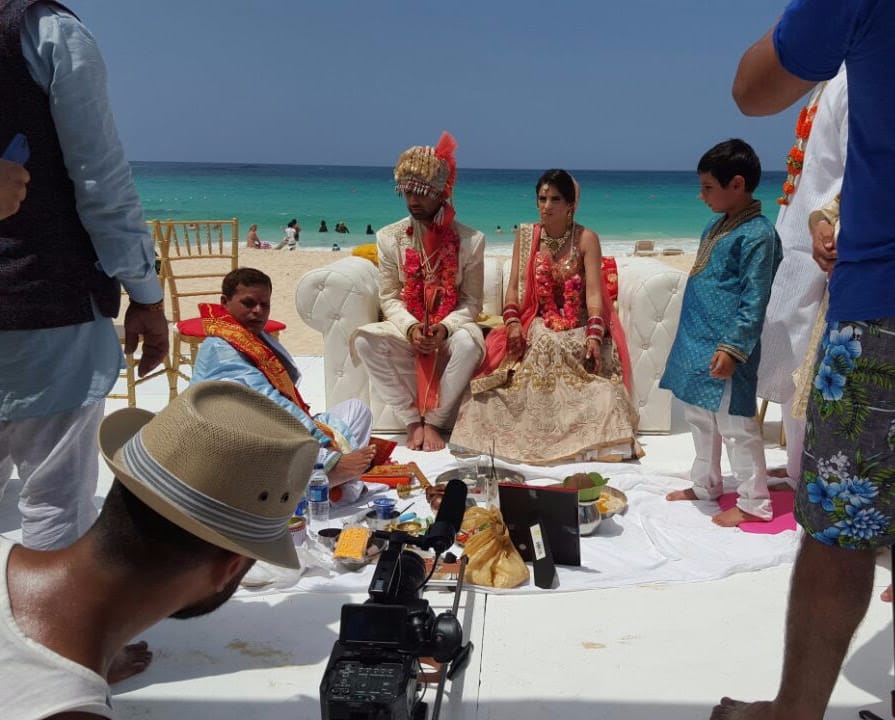 Luego de una agitada semana en la que la voz tenor, Iván Villazón y el más joven Rey Vallenato, Saúl Lallemand, cubrieron casi toda la Costa Norte colombiana gracias a la celebración de las festividades de la Virgen del Carmen, el cantor de cantores viajó a disfrutar de un merecido descanso acompañado de su amada esposa, Aida Mercedes García de Villazón.  Las paradisíacas playas del complejo turístico de Bavaro en la provincia de Altagracia en República Dominicana, recibieron al afamado artista vallenato como huesped ilustre del Hotel Hard Rock, marcando así el inicio de lo que sería una semana de descanso total, placentero y de conexión con la naturaleza y sus encantos.  "La mujer que yo tenia se la llevo un aviador..."   Emulando la exitosa canción "El Aviador", en Punta Cana Villazón y su esposa tomaron un helicóptero en el que la voz tenor ocupó su lugar como copiloto del Bell-430 versión de lujo, en el que emprendieron un sobrevuelo por toda la exótica isla en lo que sería un experiencia inolvidable.  En la foto, Iván Villazón posa al lado del exótico piano, pintado a mano, y que fue donado por el cantante, compositor y pianista británico de rock, glam rock y piano rock: Elton John, quien es uno de los músicos con mayores ventas de todos los tiempos con mas de 300 millones de álbumes en todo el mundo.  En esta foto, la voz tenor, posa al lado de la limosina "California Snatch D" donada por la cantautora, actriz y empresaria estadounidense Madonna.  Aquí posa con Aida Mercedes en la catedral Primada de Santo Domingo  Quedaron encantados con la celebración de esta boda entre turistas provenientes de la India... será que habrá próximamente renovación de votos entre Iván y Aida Mercedes al mejor estilo hindú?  Este auditorio sorprendió mucho a la Voz Tenor, por ser construido en piedra y de manera artesanal, tiene capacidad para mas de 5.000 asistentes y se ubica en los Altos de Chavón al suroeste de la Isla.  Luego de estas exhuberantes vacaciones en República Dominicana, Iván Villazón reinicia sus actividades al lado de Saúl Lallemand en la ciudad de Medellín, este 31 de Julio en el Tsunami Vallenato y el 1° de Agosto en la Discoteca Madam, en el marco de la Feria de las Flores de la capital antioqueña.