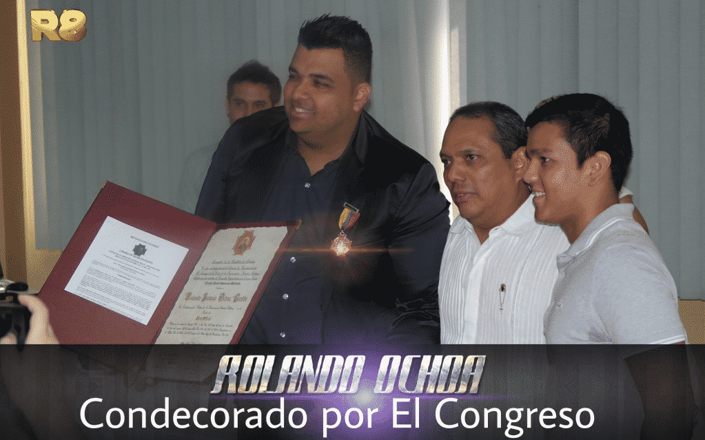 Rolando Ochoa condecorado por el congreso