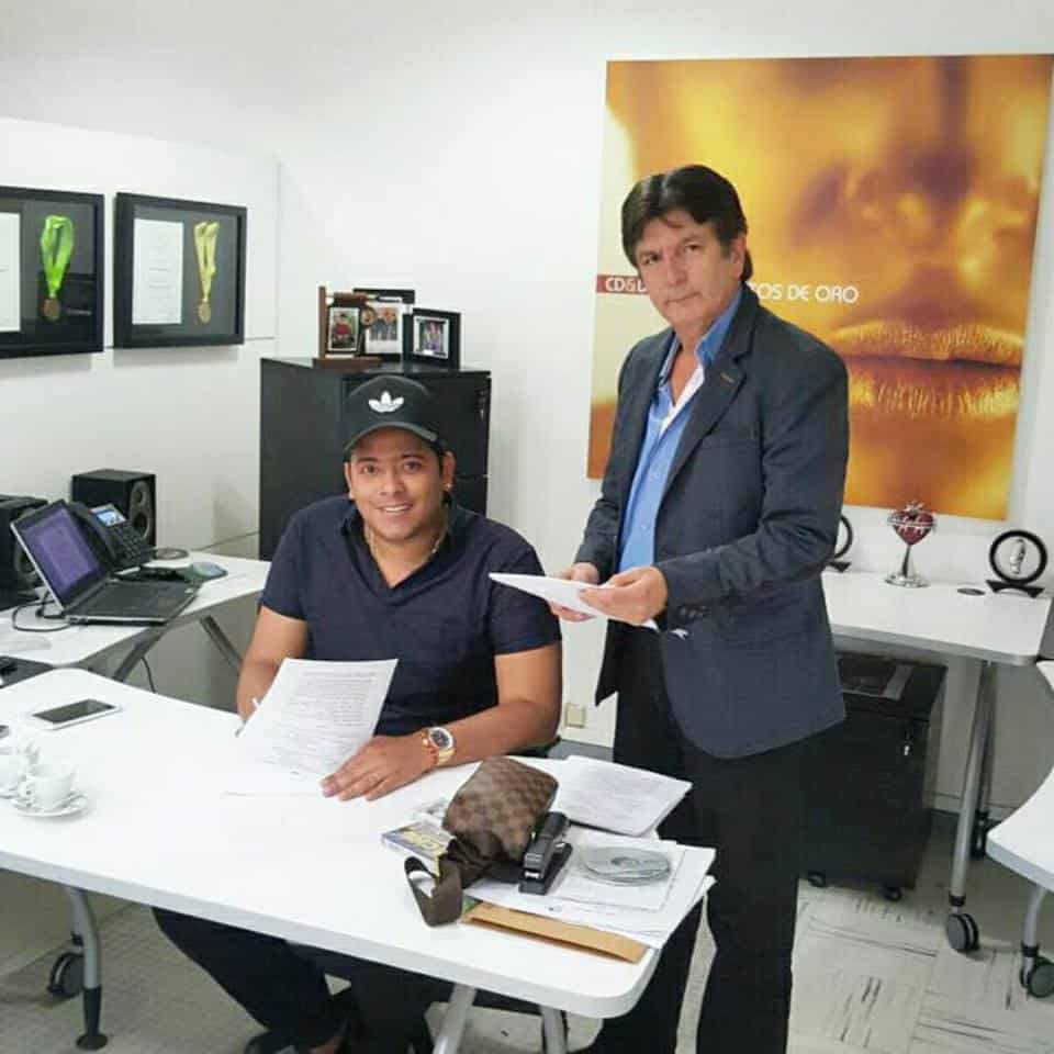 Orlando Liñan firma contrato con la compañía Codiscos