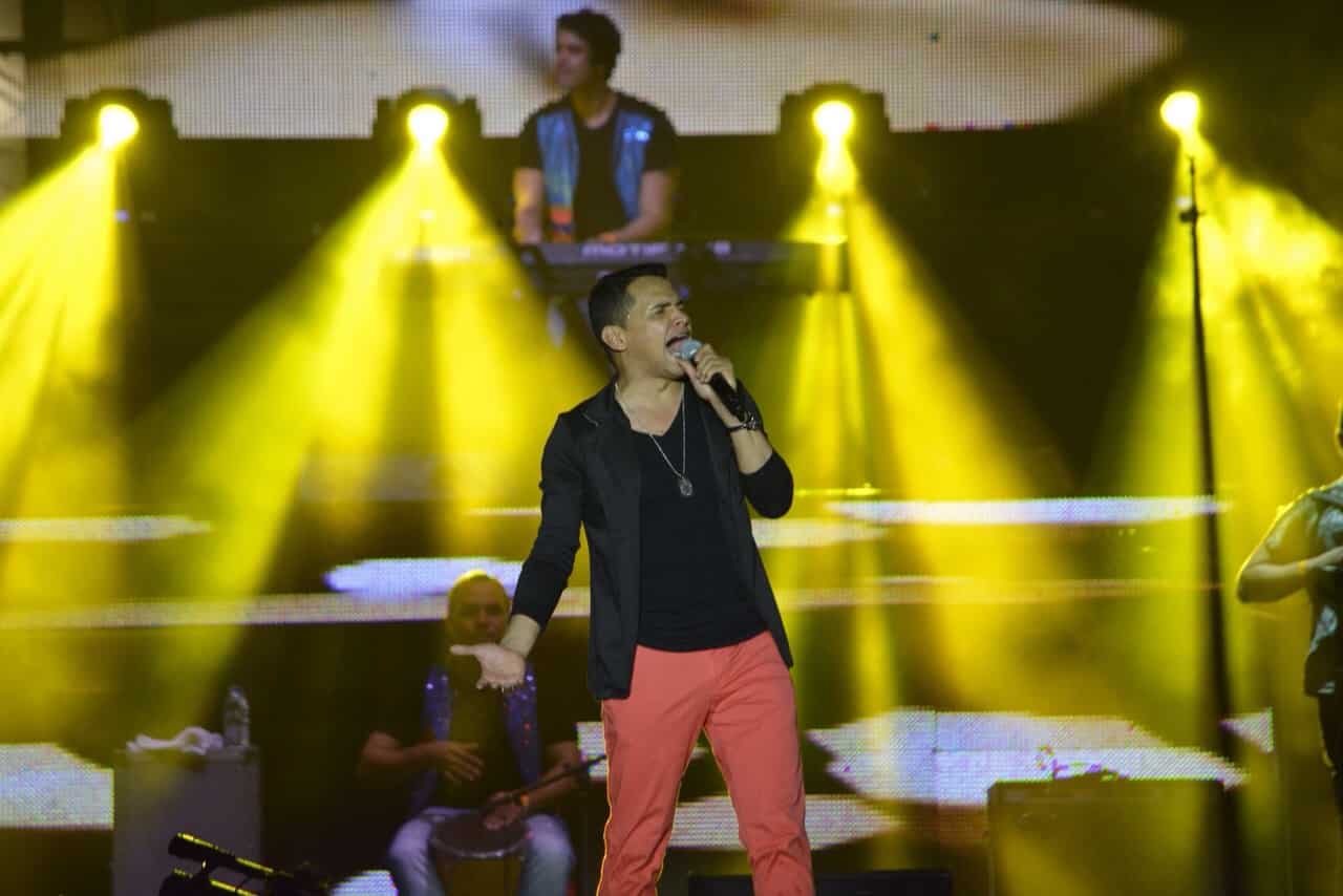 Empresarios firmaron nuevo contrato con Jorge Celedón y el viernes 1 de julio se presentará en Lima Perú