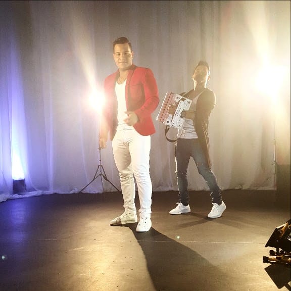 Cesar del Valle, graba video