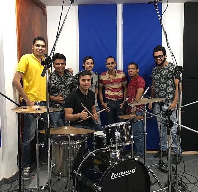 Kike Murgas en los estudios de grabación