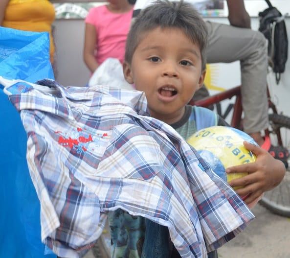 Jorge Celedón entregó regalos de Navidad a los niños de Villanueva, Guajira, su tierra natal