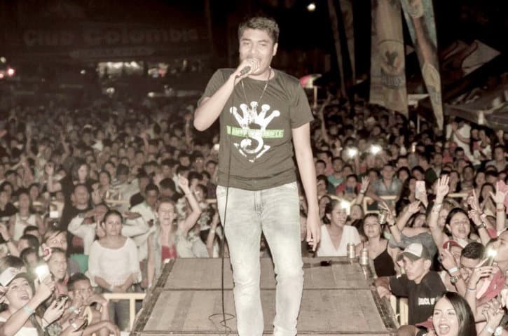 Kanner Morales con la camiseta de Silvestre Dangond 